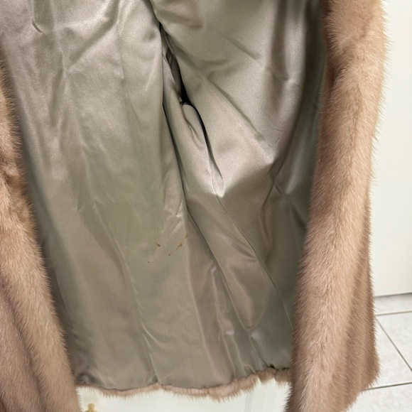 Mink Fur Coat, by Normart’s of Fresno, Calif - Picture 10 of 13